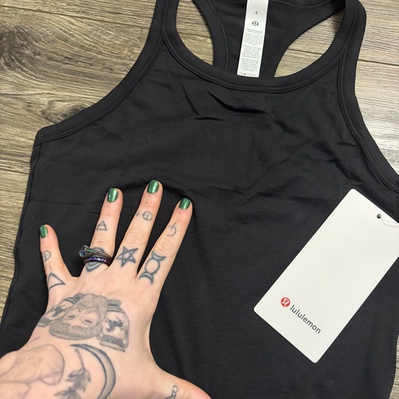 NWT Lululemon Swiftly Tech Cropped Racerback Tank Top 2.0 (Black) Size 6 - Picture 3 of 5